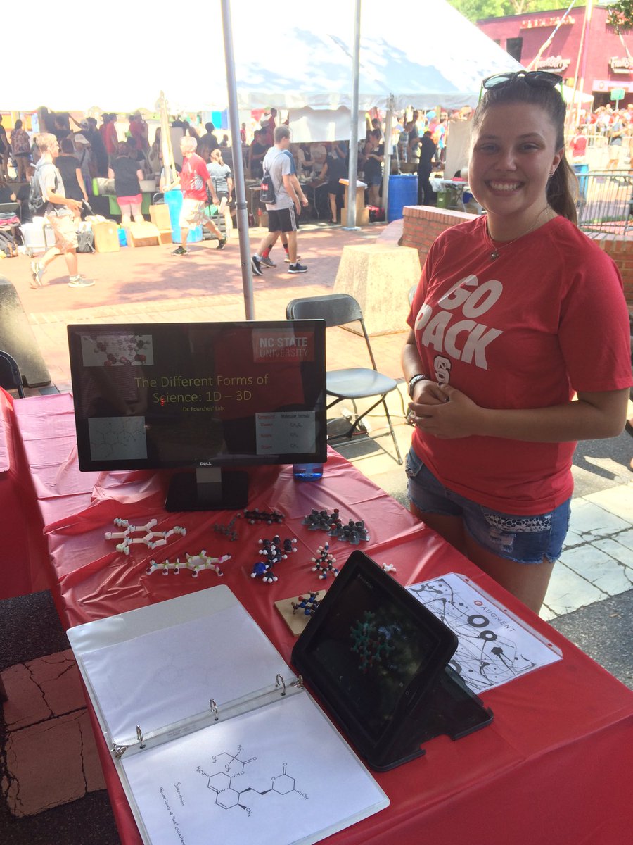 My student Bethany showing off 3D printed drugs, #AugmentedReality, and #compchem simulations to public #Packapalooza <a href="/Augment_EDU/">Augment Education</a> <a href="/NCState/">NC State University</a>