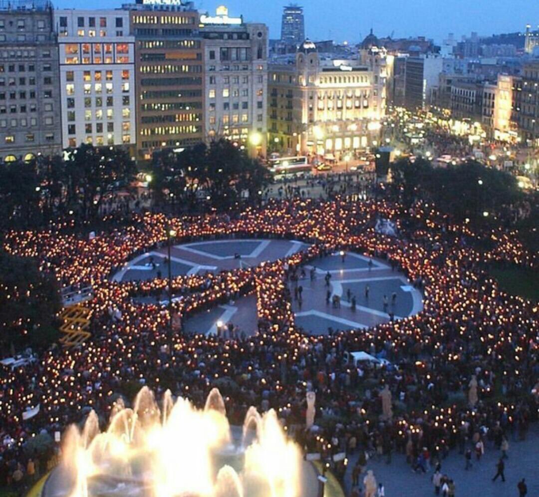 Questa immagine vale più di mille parole. Non lasciamoci intimorire. #NoTincPor #Barcelona