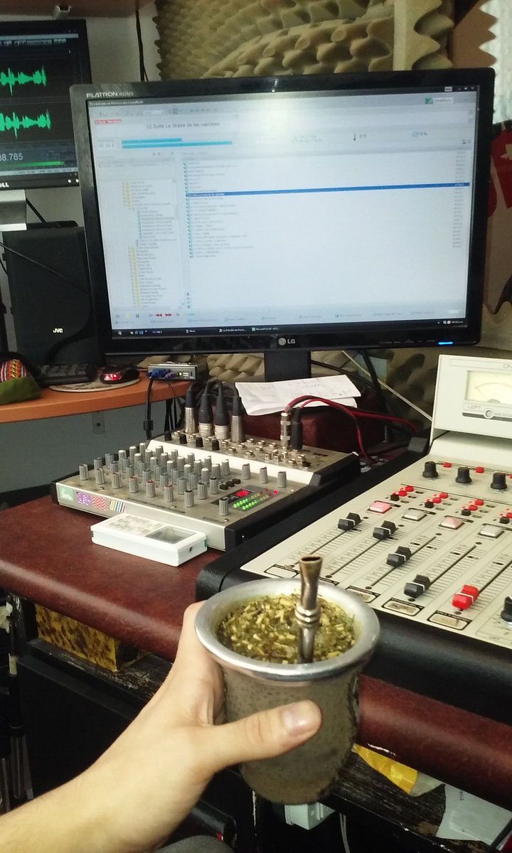 Radio y mate... 

RADIOFURGON.COM.AR
APP: RADIO FURGON
