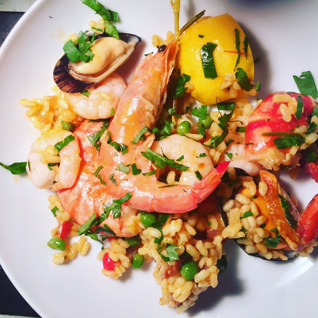 Food4lovers's tweet photo. Paella Time
#SpanishClassic #KingPrawns #PaellaRice #Chorizo splash of wine, Squeeze of lemon π
#LoveFood https://t.co/gaMaRCCdEs