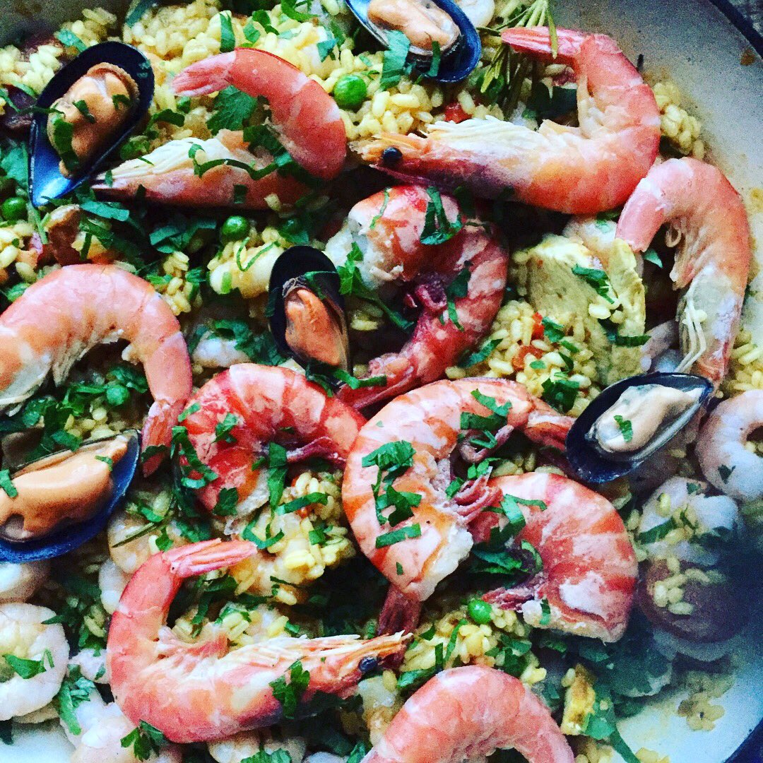 Food4lovers's tweet photo. Paella Time
#SpanishClassic #KingPrawns #PaellaRice #Chorizo splash of wine, Squeeze of lemon π
#LoveFood https://t.co/gaMaRCCdEs