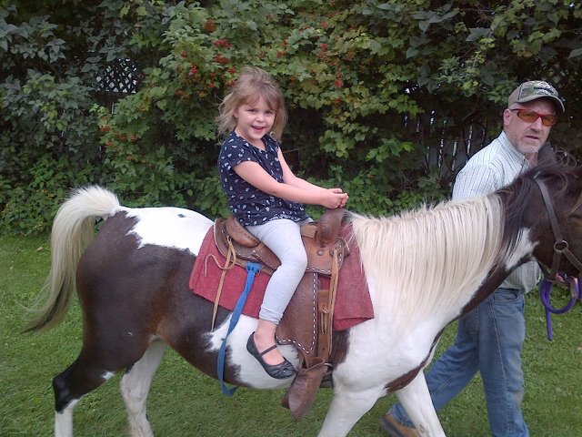 EleanorRenaud's tweet photo. Pony rides at Cornfest in Athens https://t.co/R9qhesHRhB