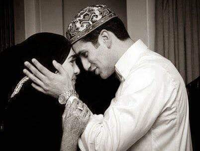 يـقـولُ إذا رأيــتـــُكِ تـاهَ دربـي
فـلا أدري شـمالـيَ من جنوبي

وأعجبُ كيفَ هذا السحرُ يسري
وكـيفَ أنا أذوبُ ولـم تـذوبـي