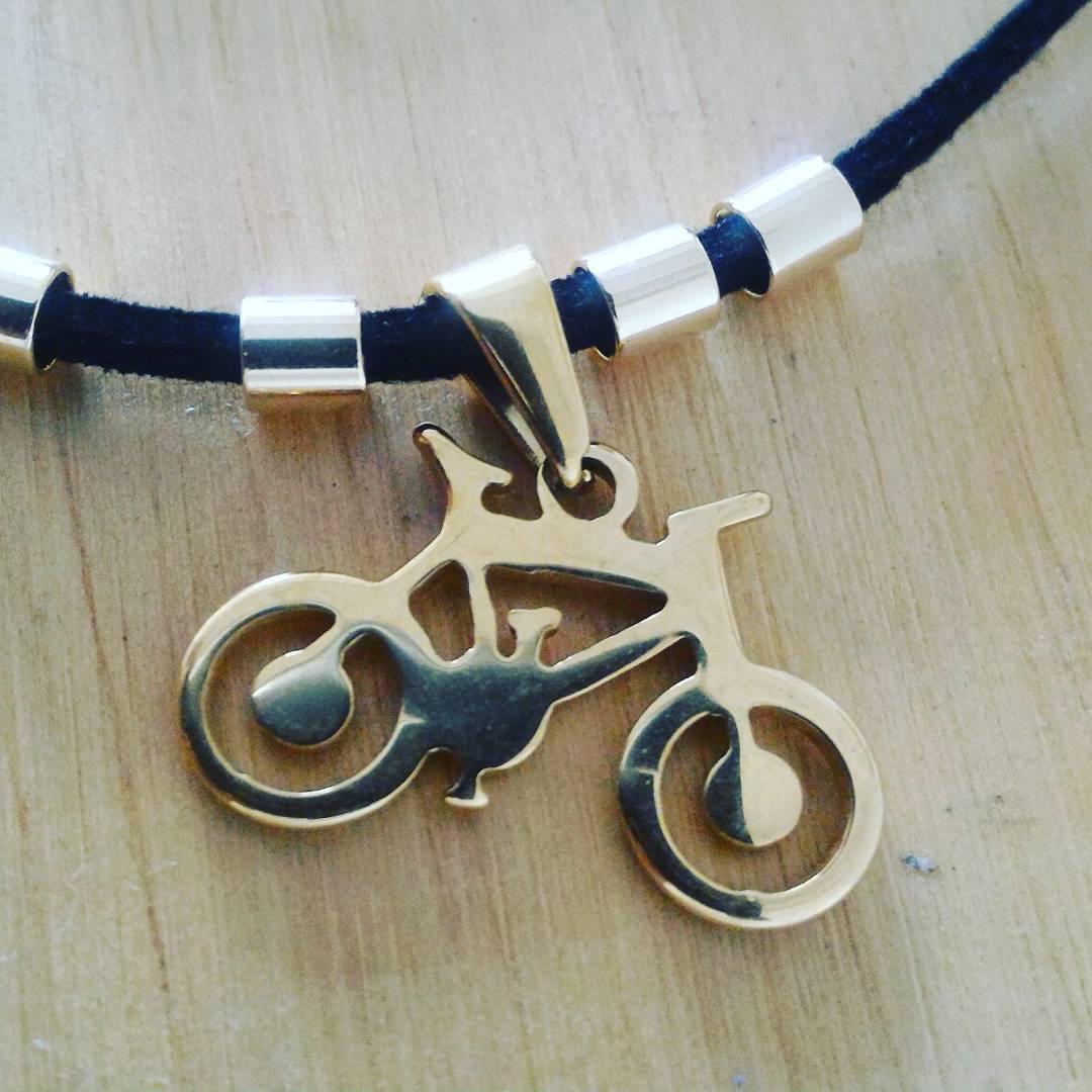 bici_Lab's tweet photo. Collares en cuero bc_Lab $ 25000COP (Envío no Incluido) mas información en https://t.co/1jjCQeW4d2 o en el WA 301 3365956 https://t.co/V6bHtrg0Lf