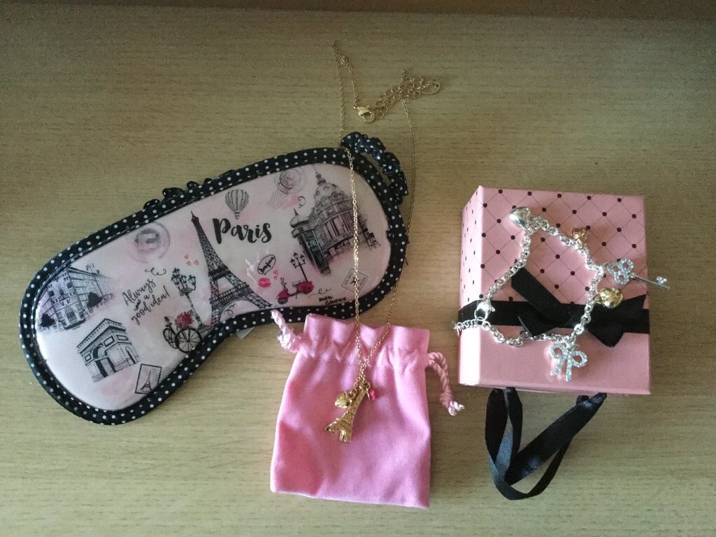 Alondra0692's tweet image. Here's a #Giveaway by me &amp;amp; my lovely, amazing friend @50FanNikki 🤗RT for a chance to win! Open worldwide🌎closes September 15!😘 #FiftyShades