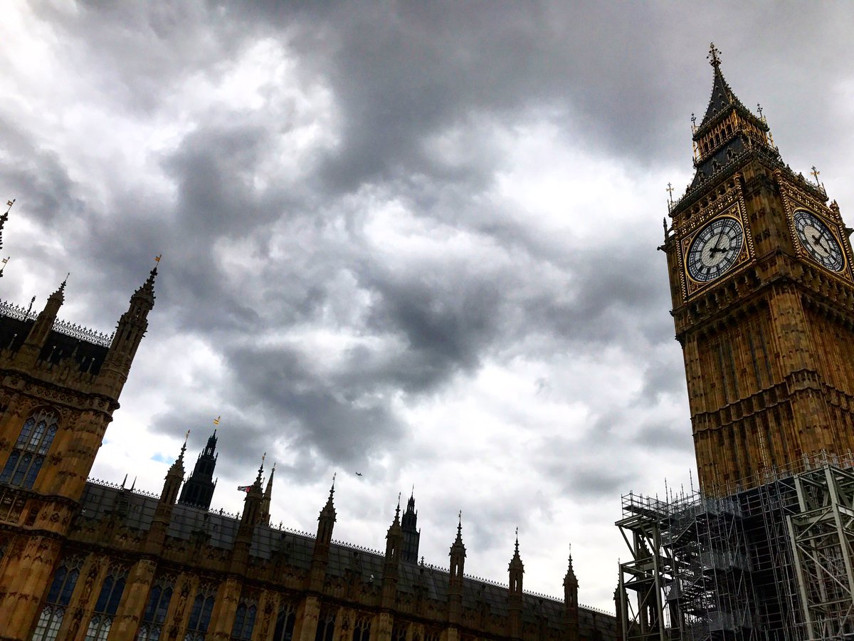 AmandaSeptimo's tweet photo. Everyone meet my new guy, Ben. #HeIsAlwaysOnTime #HelloFromLondon https://t.co/vtAefEWnHn