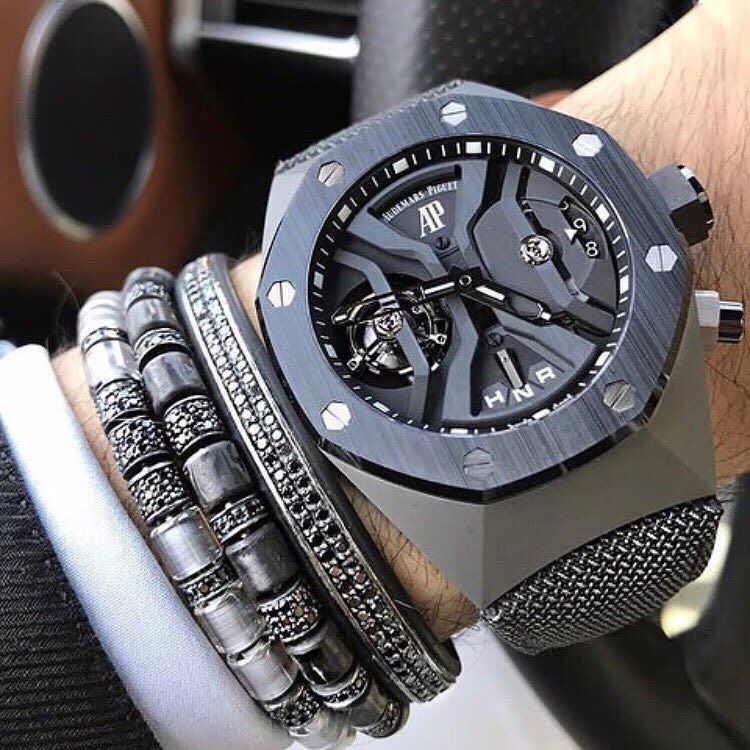 pros_today's tweet photo. Time is money. Use yours wisely. ⌚️💲 https://t.co/acfbktufxK https://t.co/KfaAzmlDhh