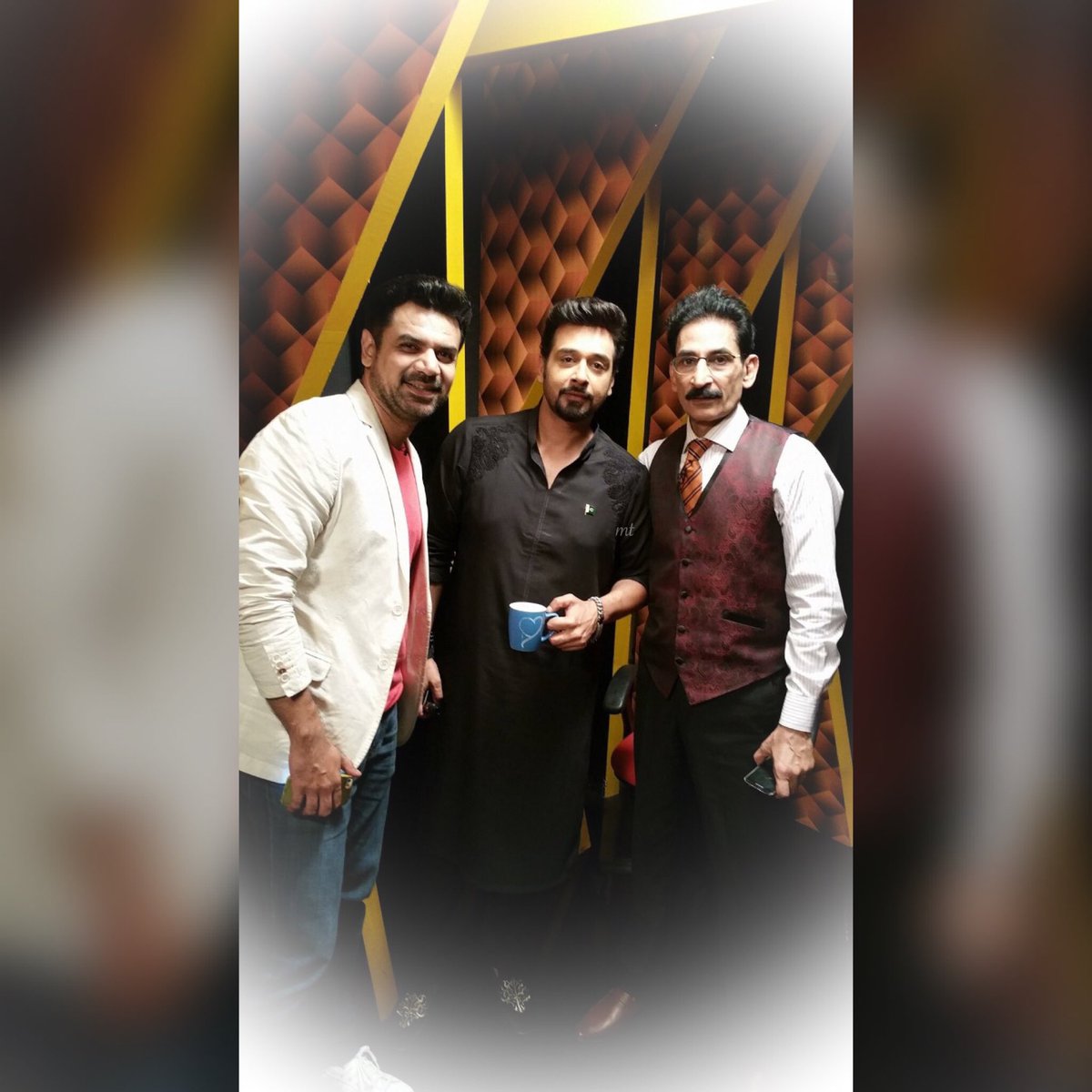 Blackeyez17's tweet photo. A little laughter doesn't hurt anyone. Being part of #MR today was epic fun.
#Vasay #Thakorsb were amazing 😉 #FQ #MR #DN @faysalquraishi https://t.co/CXw4lxaY91