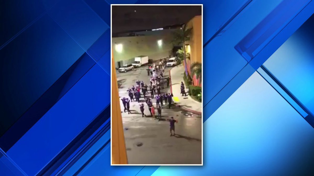 #UPDATE Shoppers seen leaving Dolphin Mall with their hands up bit.ly/2fVLpaG?utm_me… https://t.co/8D55vSiVpL