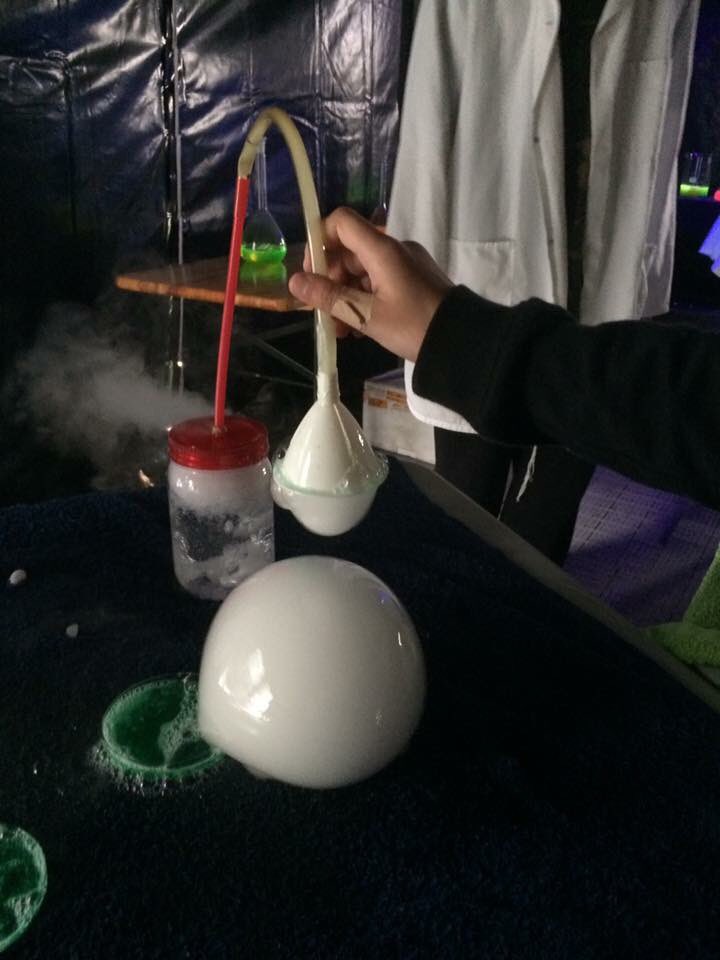 ceridwyn_writes's tweet image. Dry ice Palmolive bubbles! AMAZING! #huttfoodlab