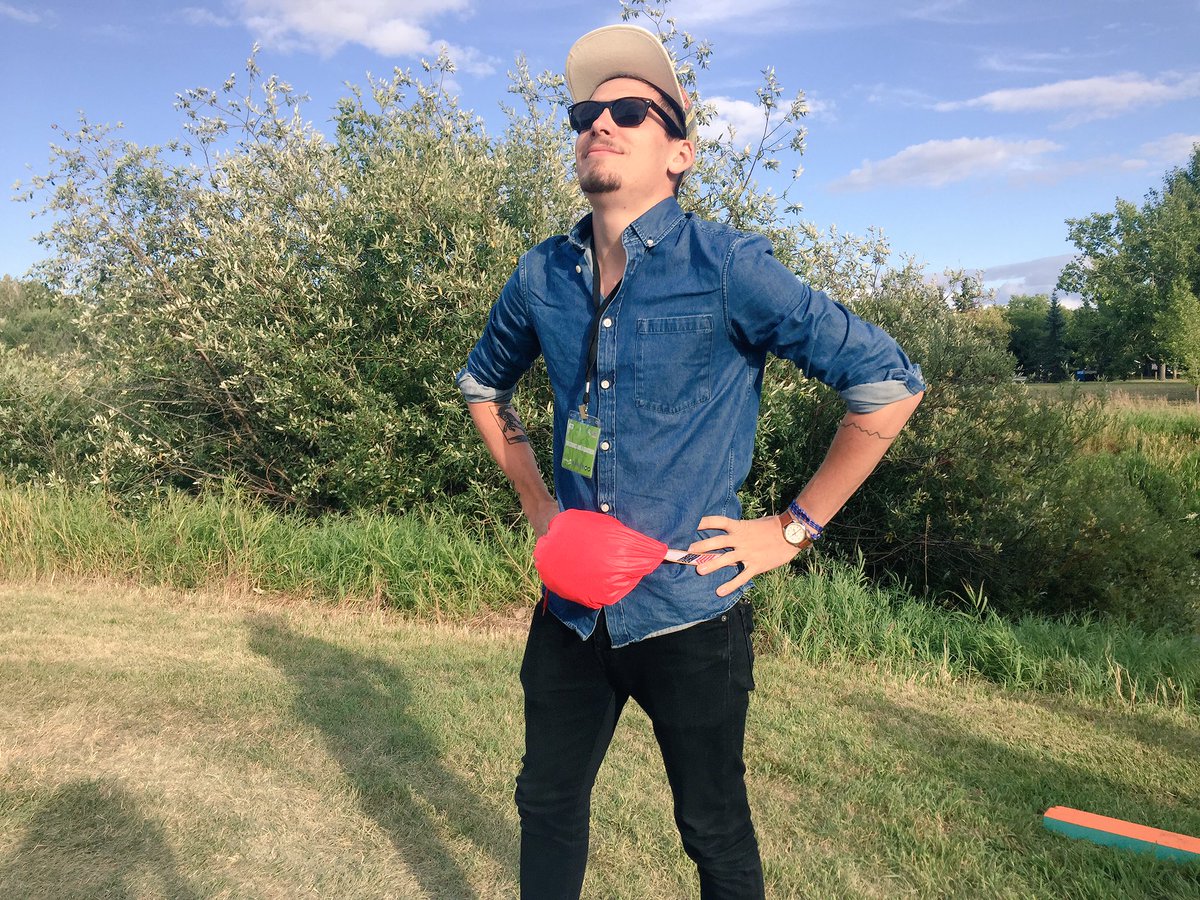 StringsAndGoat's tweet image. Windy in Alberta? Not a problem.. K-Way Jacket/Fanny Pack will always save the day!