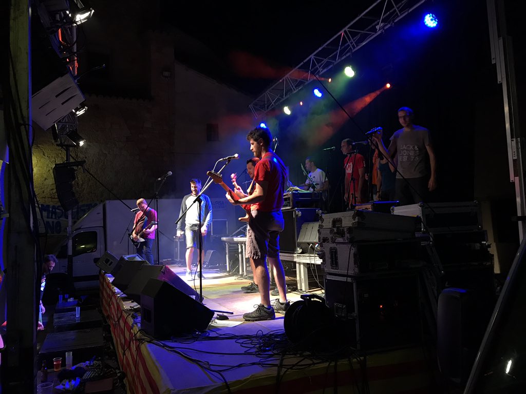 gatalan's tweet photo. #LosDraps on fire a #Torredarques. Un @tda_festival potentíssim que uneix Aragó, País Valencià i Catalunya amb la mateixa llengua https://t.co/vN5KRmL1xk
