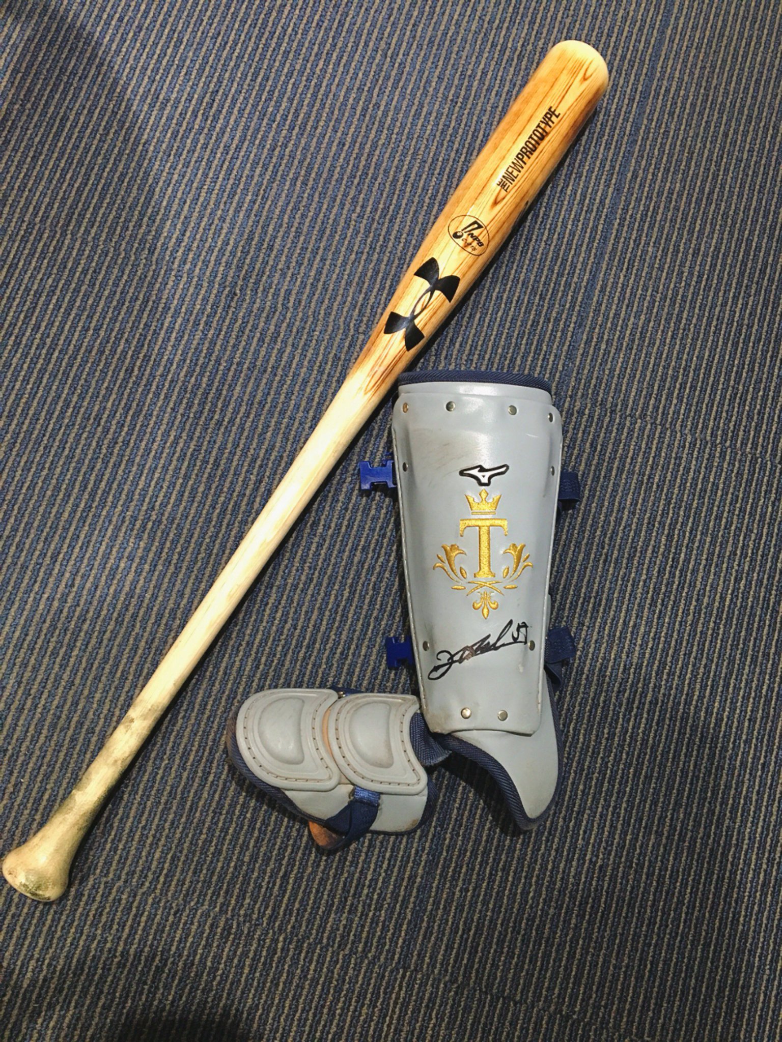 オリックス T-岡田選手 直筆サインバット - バット オリックス T-岡田選手 直筆サインバット - バット