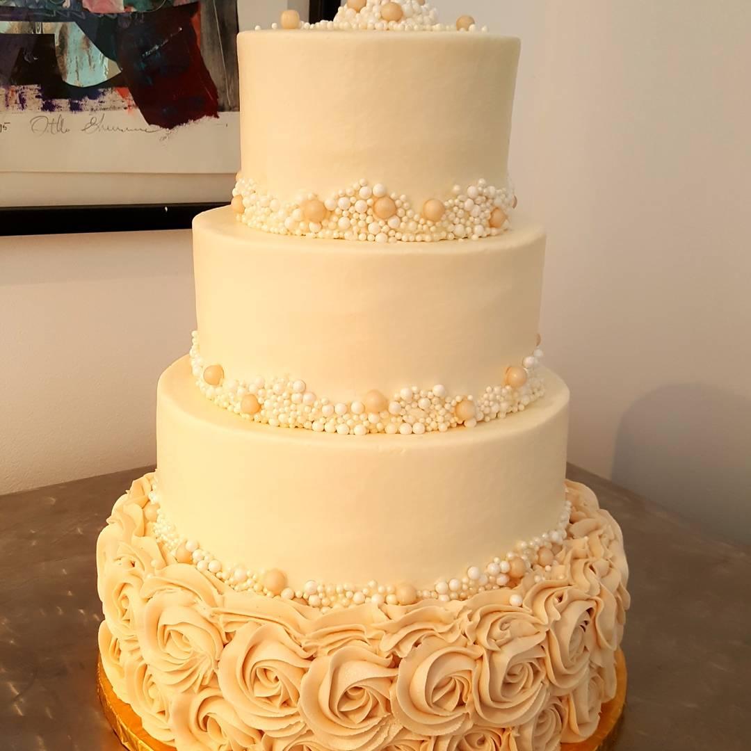 randall_gallery's tweet image. Truly one of the most elegant cakes I've ever seen! @TheCakeryStl outdid themselves. #BattsPartyOfTwo #RandallGalleryStl #SugarArt #Wedding