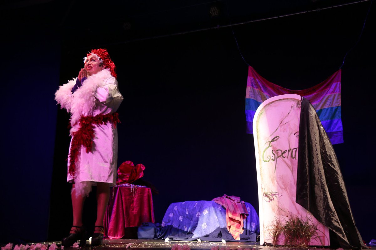 culturaquito's tweet photo. ¡Aforo lleno! Más de 400 personas disfrutaron en la Carpa Escénica de la obra "Umbral de Flores" #VAQ2017 @quitoteatro https://t.co/bZKNTwoKFi