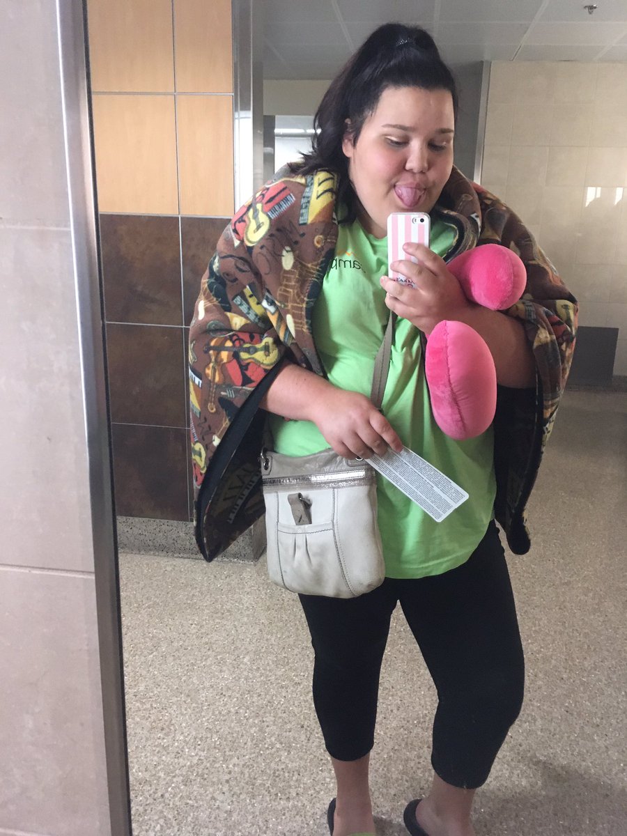 autummnnrosee's tweet photo. #timeforcamp #BestCampEver At the airport now ❤️❤️ can't wait to finally meet you @tyleroakley @koreykuhl @MamaJacquelyn https://t.co/DjJmDx9Mua