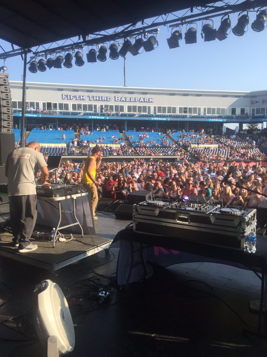 1045SNX's tweet photo. @Ajaxstax rocking the place right now!! #snxPIP https://t.co/LSLhMDXKJp