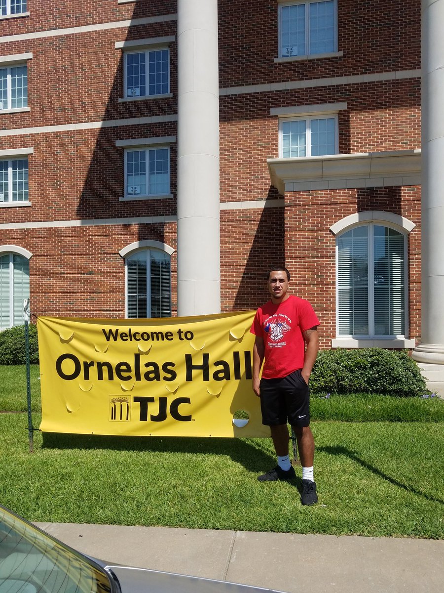 mekashaladay's tweet photo. @DylanBarnaba #TJC #TJCBaseball #CollegeLife #1stDay 08.19.17 #Roommates https://t.co/erz3dQ0s5u