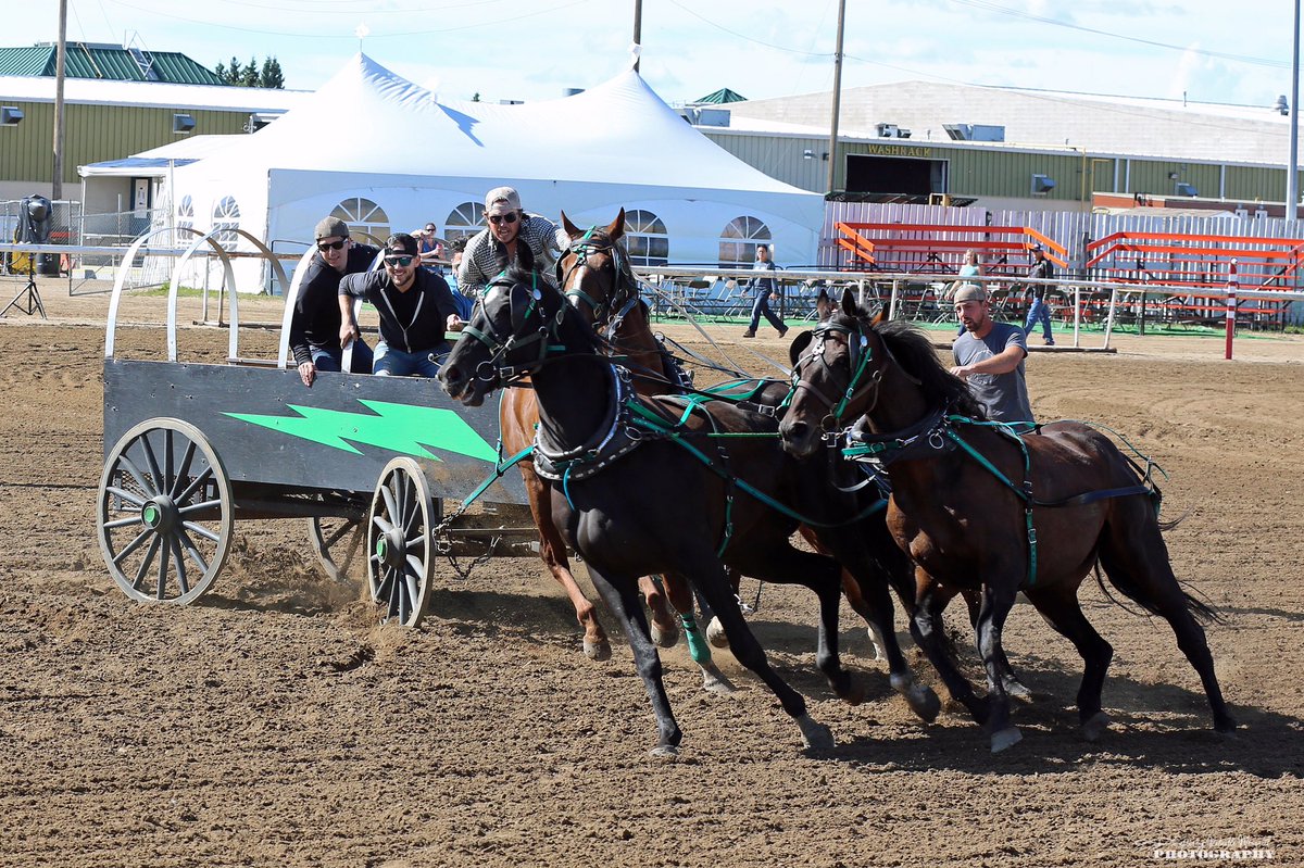 When <a href="/BrettKissel/">BRETT KISSEL</a> gets in town... You get the party with a chuckwagon ride!! #cpcafinals #cabaret #brettkissel 👏💯🍻🤠