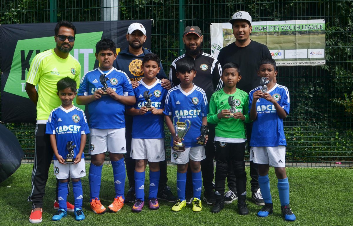 NewarkYouthLdn's tweet photo. Newark U8's s won #THYL Summer Youth Tournament 2017. Making this their 7th Trophy this season. Celebrating with coaches and parents. ⚽️🥇🏆👏 https://t.co/kiZ0SkpC4L