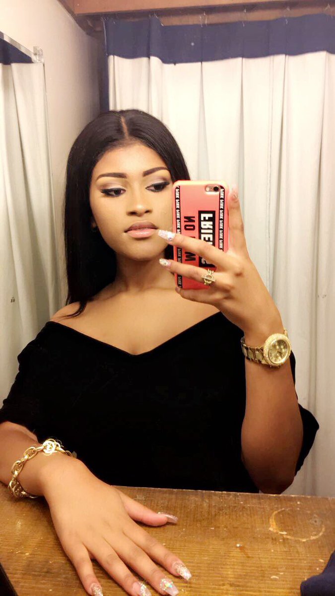 tajahlicious's tweet photo. it may look light but its heavy tho #SEN18R 💖 https://t.co/2JCufBcZVo