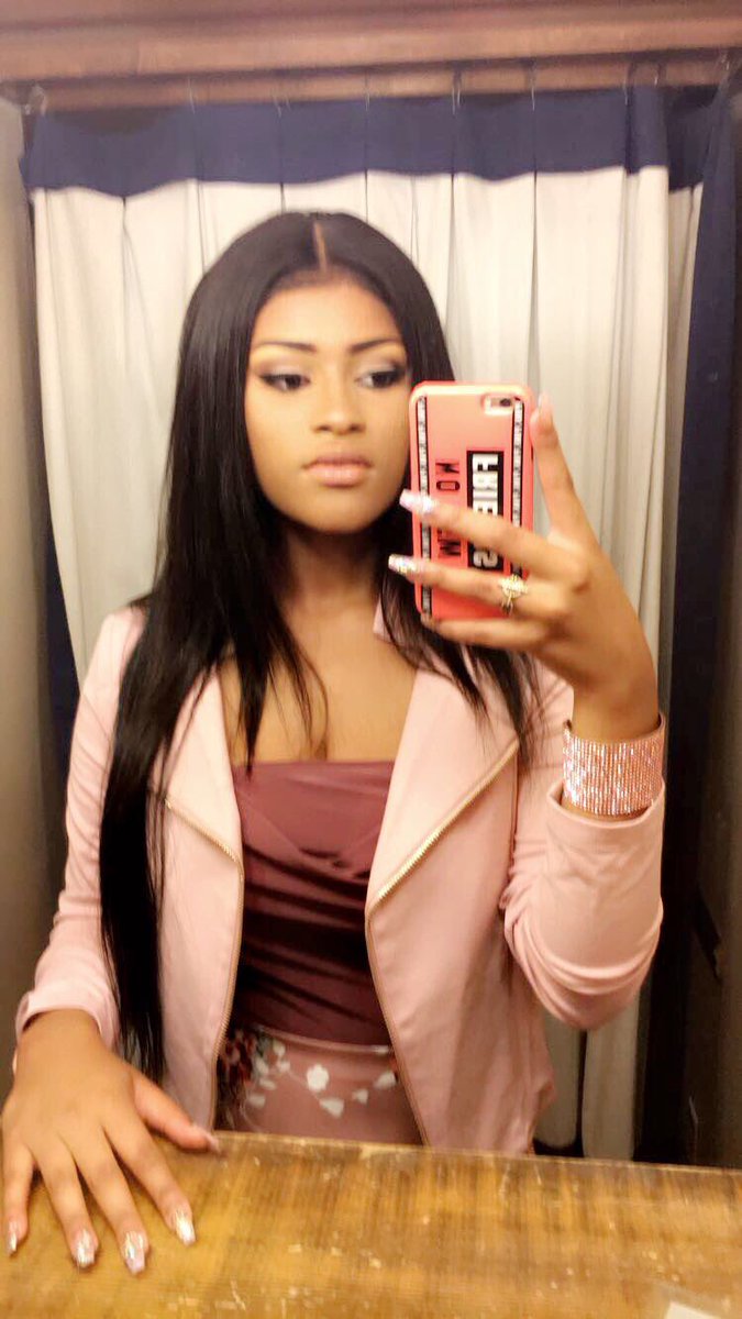 tajahlicious's tweet photo. it may look light but its heavy tho #SEN18R 💖 https://t.co/2JCufBcZVo