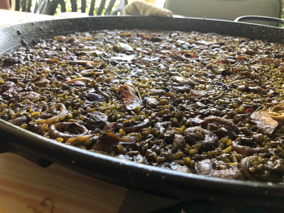 SlowLivingMed's tweet photo. [#Slow_food🍴]Arròs negre(black #rice)tasteful recipe for #seafood lovers.Rice cooked with small squids,squid's ink, artichokes, mussels 🍽️🥘 https://t.co/XCzEcYEzvw