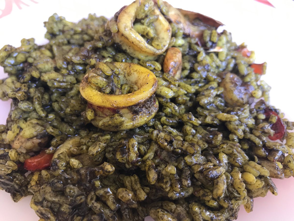 [#Slow_food🍴]Arròs negre(black #rice)tasteful recipe for #seafood lovers.Rice cooked with small squids,squid's ink, artichokes, mussels 🍽️🥘