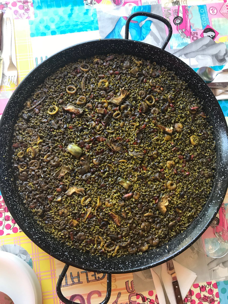SlowLivingMed's tweet photo. [#Slow_food🍴]Arròs negre(black #rice)tasteful recipe for #seafood lovers.Rice cooked with small squids,squid's ink, artichokes, mussels 🍽️🥘 https://t.co/XCzEcYEzvw