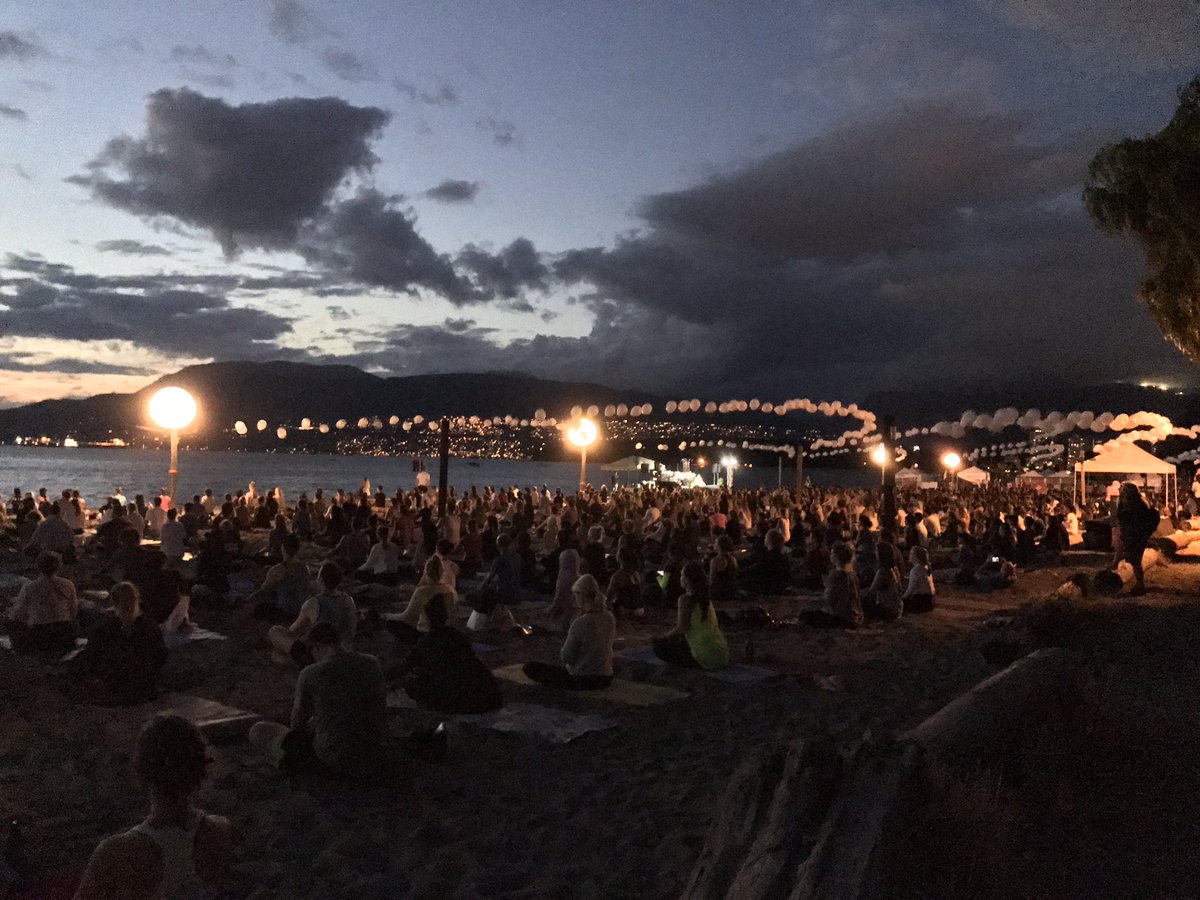atomic2lighting's tweet photo. A beautiful evening at #kitsbeach w/ #lululemon #yoga #sunsetyoga our #Balloonlights provided a calming ambiance for this special event https://t.co/2OzOwfHXyK