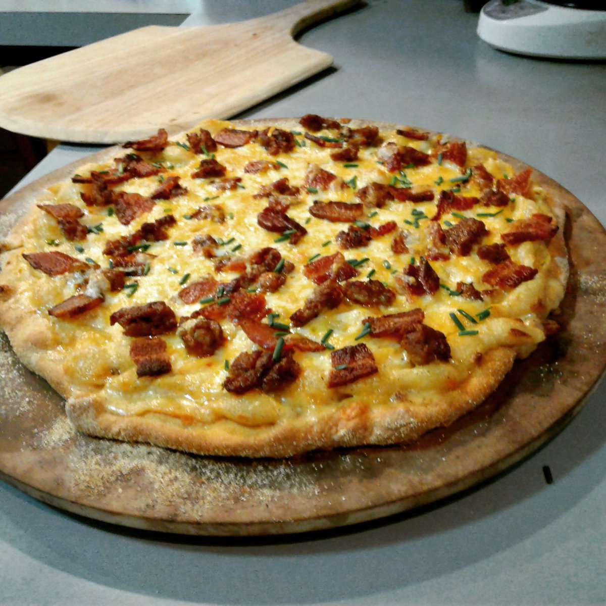 AJLester11's tweet photo. MAC N CHEESE BACON&CHORIZO PIZZA😍🤗😎 #OOEEY #GOOEEY #CHEESY #AF #MAC #SmokyBacon #CHORIZO #MoCHEESE #GetInMaFACE #DevourPower #CheatDay https://t.co/QW0lP2FkKY