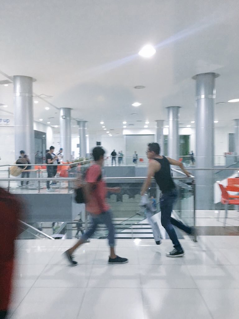 Enfrentamiento y destrozos en #PlazaStadium entre porras de <a href="/clubleonfc/">Club León</a> y <a href="/Rayados/">Rayados</a> previo al encuentro