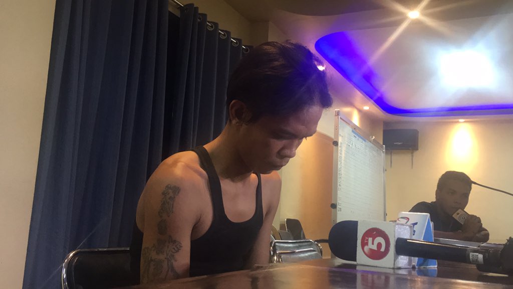 News5PH's tweet image. Nahuling drug courier, inaming kumukuha siya ng ibinebentang droga sa napatay na grade 11 student na si Kian Delos Santos | via @beverdera