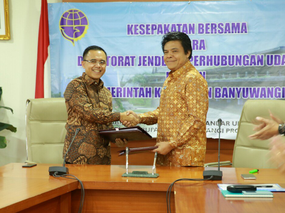 AzwarAnas_A3's tweet photo. Tanda tangan kerja sama pengembangan Bandara Banyuwangi dgn Bapak Dirjen Perhubungan Udara Kemenhub. Smg manfaat bagi daerah. https://t.co/MJVCA9K8IK