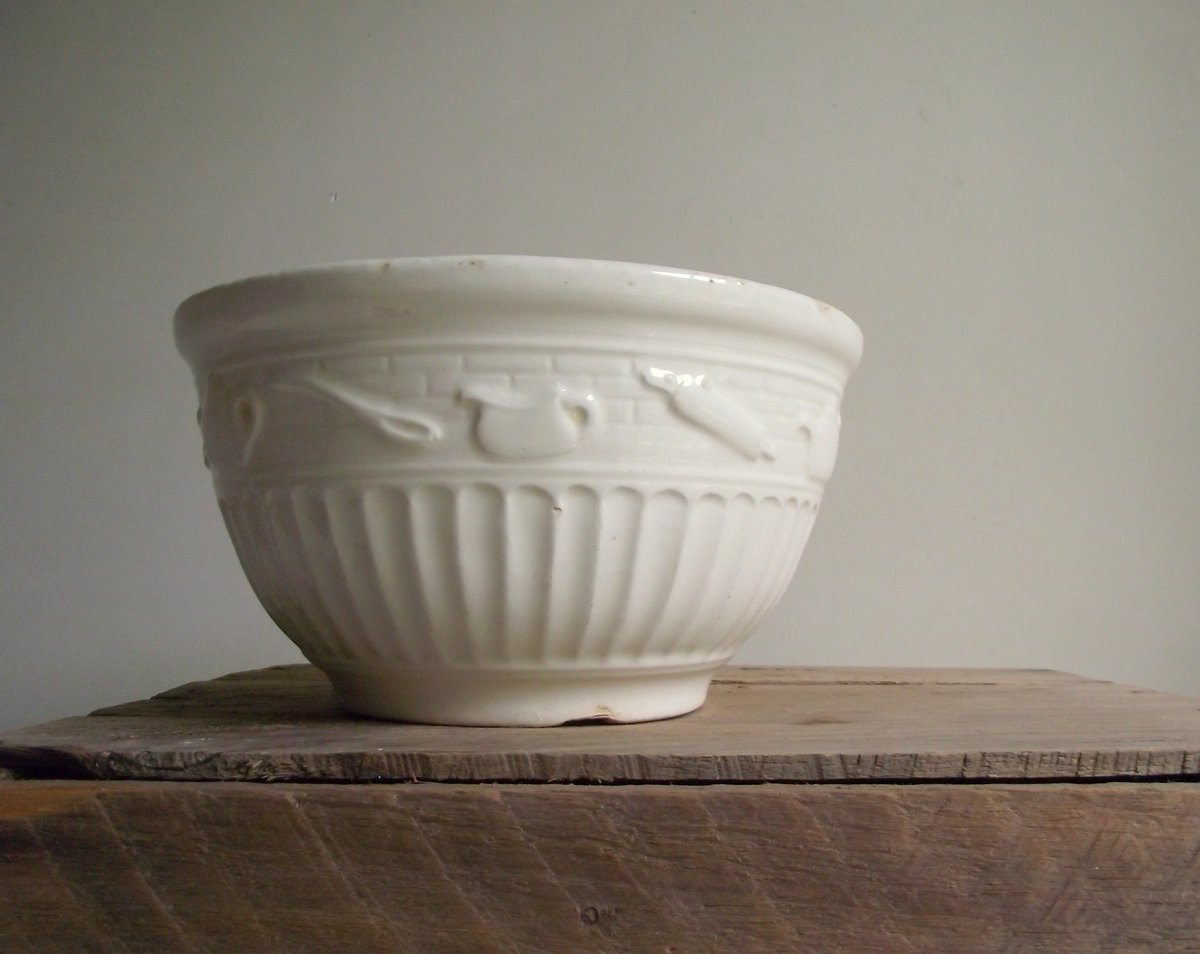 gazaboovintage's tweet photo. #Vintage #Farmhouse #KitchenDecor #MixingBowl #RRPCo #White #KitchenBowl #StonewareBowl #WhitePottery #OpenShelf
https://t.co/OiNlS70UE3 https://t.co/0LXCXGeMCc
