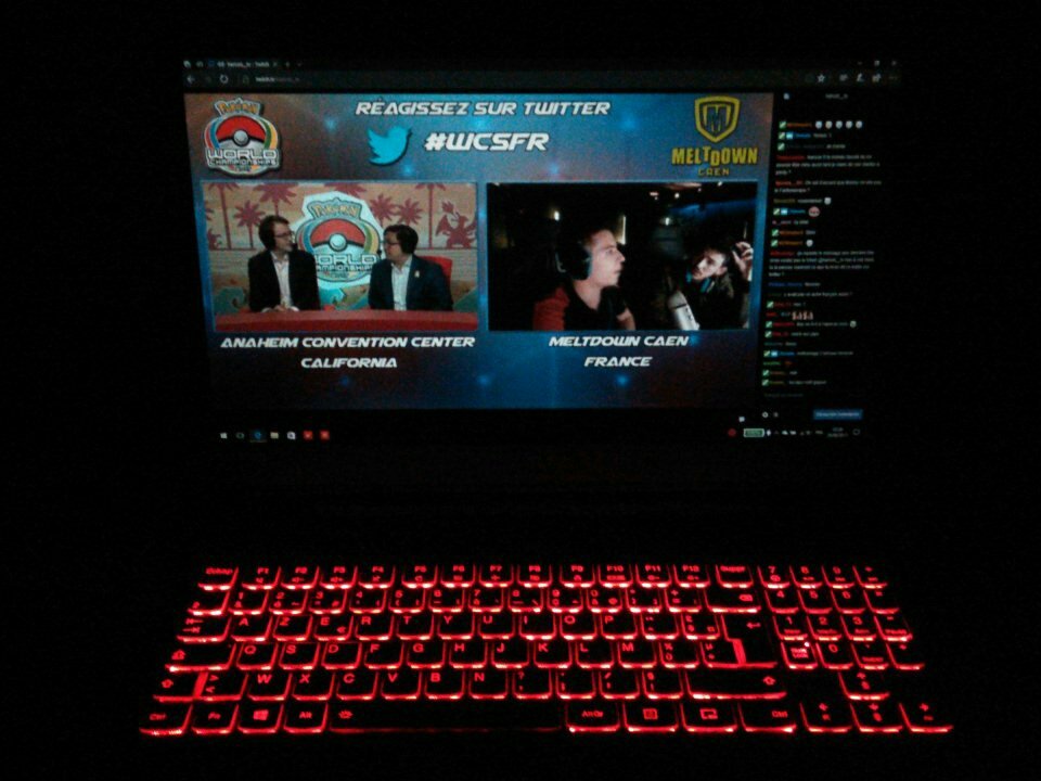 R0binka's tweet photo. Posé devant les worlds #WCSFR @HaricotTV https://t.co/46mMRWbgfa