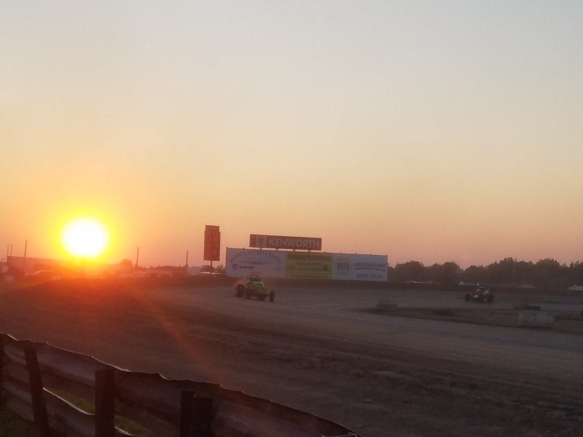 SprintsOnDirt's tweet photo. A beautiful night for racing here @MerrittSpeedMI for the Engine Pro @SprintsOnDirt pres. by @ARPBolts @AllstarPerf #OpenWheelSpectacular https://t.co/joKP2hElCZ
