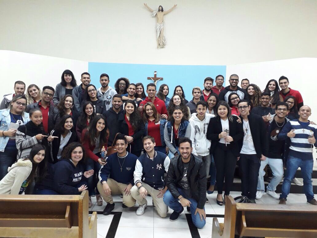 juventude_sa's tweet photo. Nossa primeira missa da acolhida foi assim... Juventude S.A reunida. Mês que vem temos o nosso Luau 🙏🏽🔥🏕 https://t.co/Ebxc0eOnF1