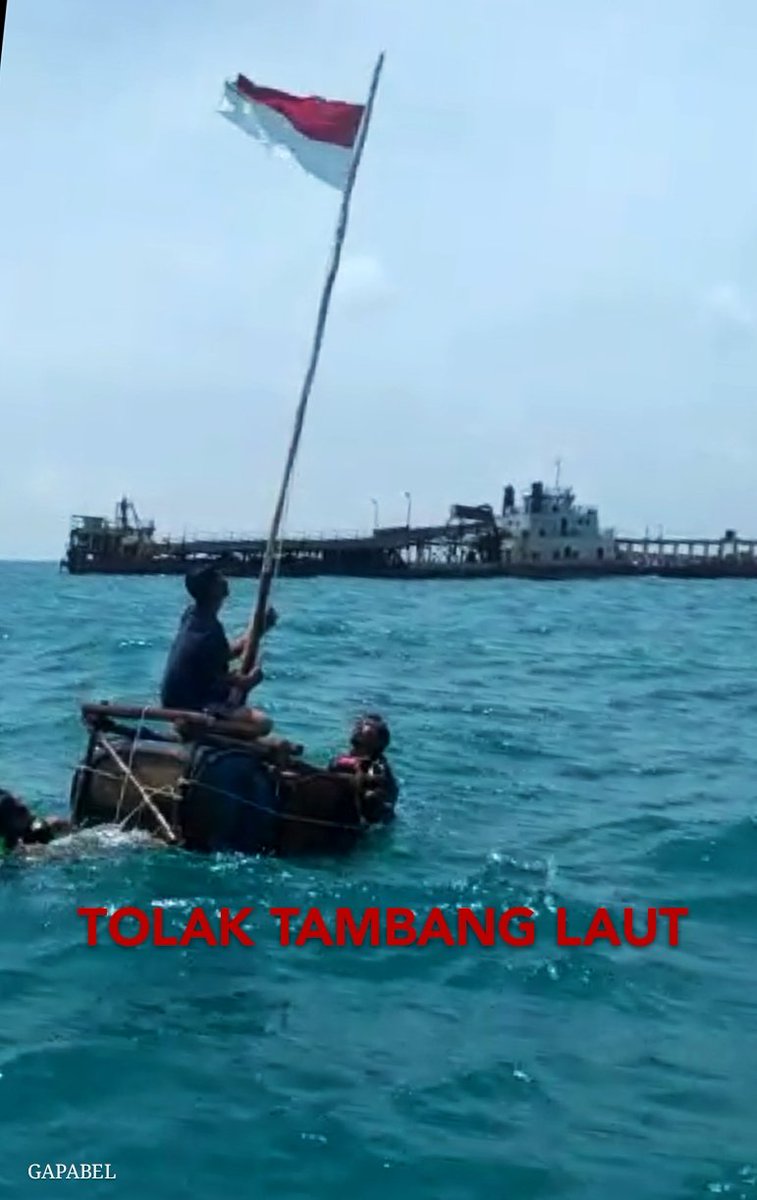 GAPABEL's tweet photo. Pengibaran Bendera 17-08-2017 di Laut Pering ( Belitung Timur ) dekat Kapal Isap Produksi #TolakTambangLaut #SaveBelitong #Gapabel https://t.co/dXOUarT8yb