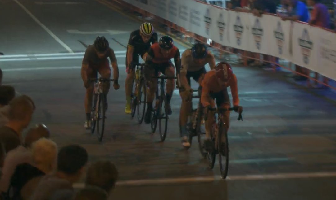 flobikes's tweet photo. 5 riders now establishing a break with a slim lead on the peloton. #RochesterCrit
🎥: https://t.co/yKM39c8zRB https://t.co/kvjBpM6Iws