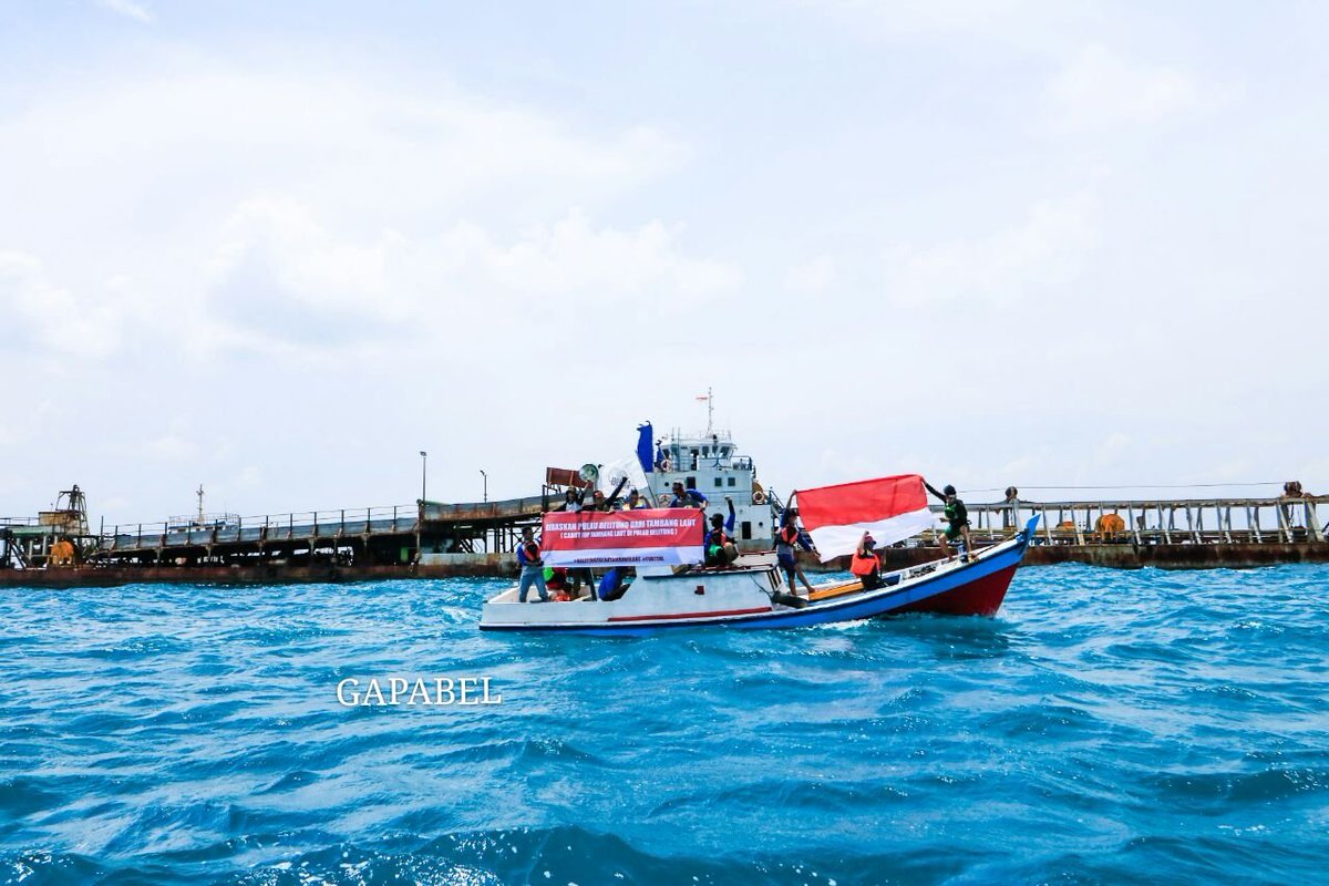 GAPABEL's tweet photo. Pengibaran Bendera 17-08-2017 di Laut Pering ( Belitung Timur ) dekat Kapal Isap Produksi #TolakTambangLaut #SaveBelitong #Gapabel https://t.co/MivRbaNSAe