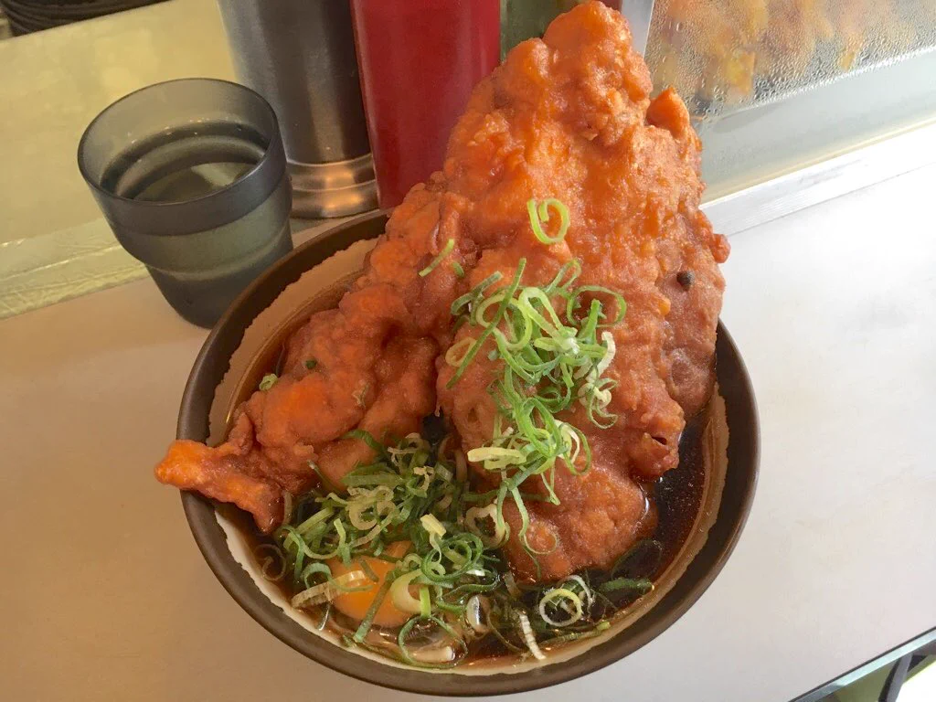 これで540円！？驚きの大きさ、超特大からあげそば