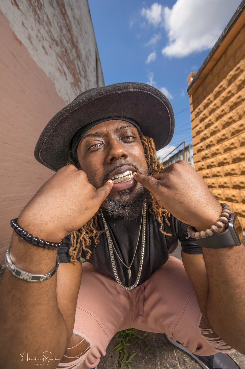 iamPlatinumj's tweet photo. I'm out here looking like Raiden from MK wit Golds ! πΈ: @mikesmith_image #haha #stylechallenge #thathatdoe https://t.co/WaCbaDXDm7