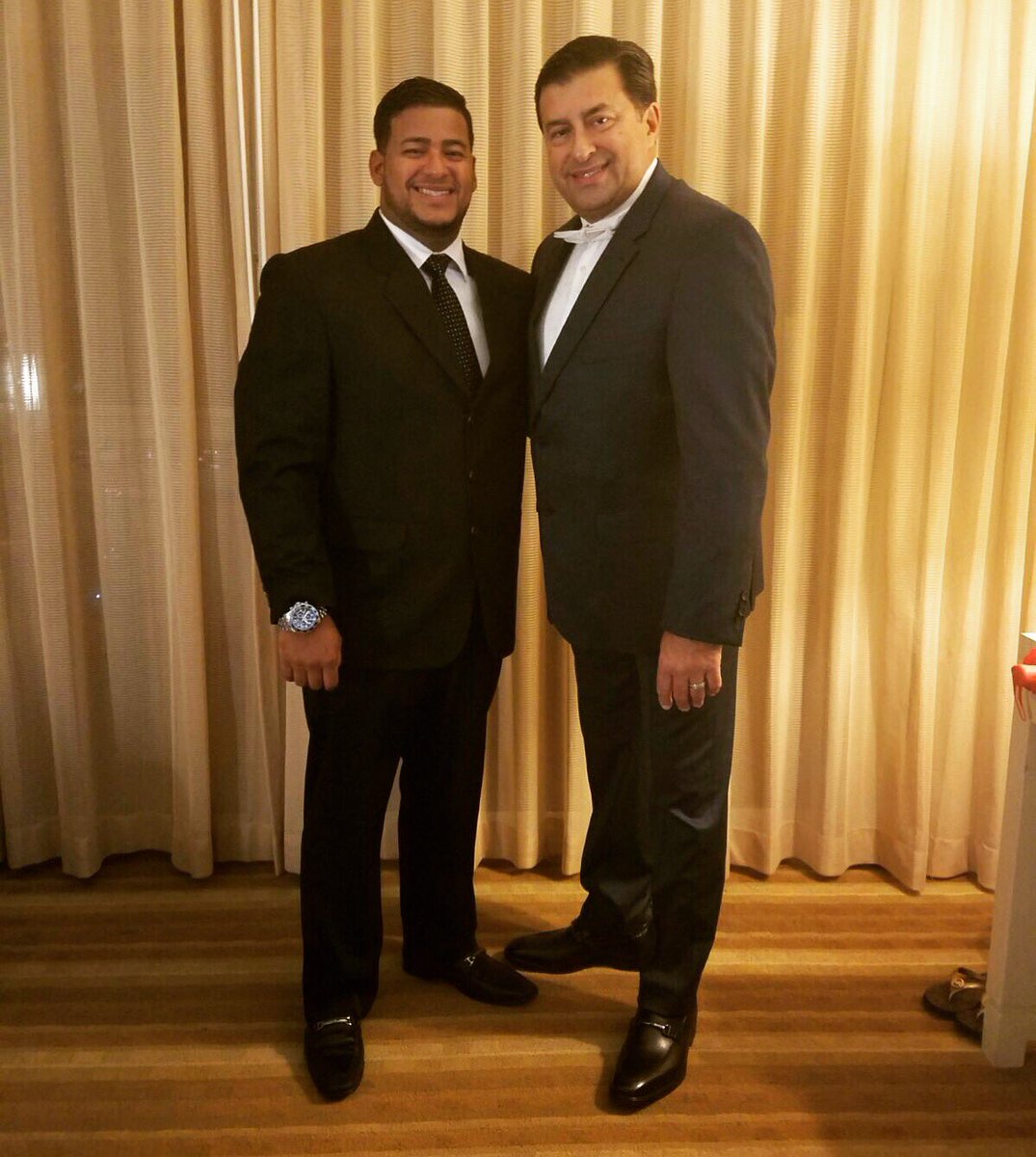 santiviris88's tweet photo. A los Romanes les tocaba bañarse hoy 😂😂😂 jajaja un chin mas lindo #RomanPower #NewPresident #CFPR #ConvencionDeFarmacia2017 👨🏾🔬💊💉👔👞 https://t.co/WXHB9gNRLD