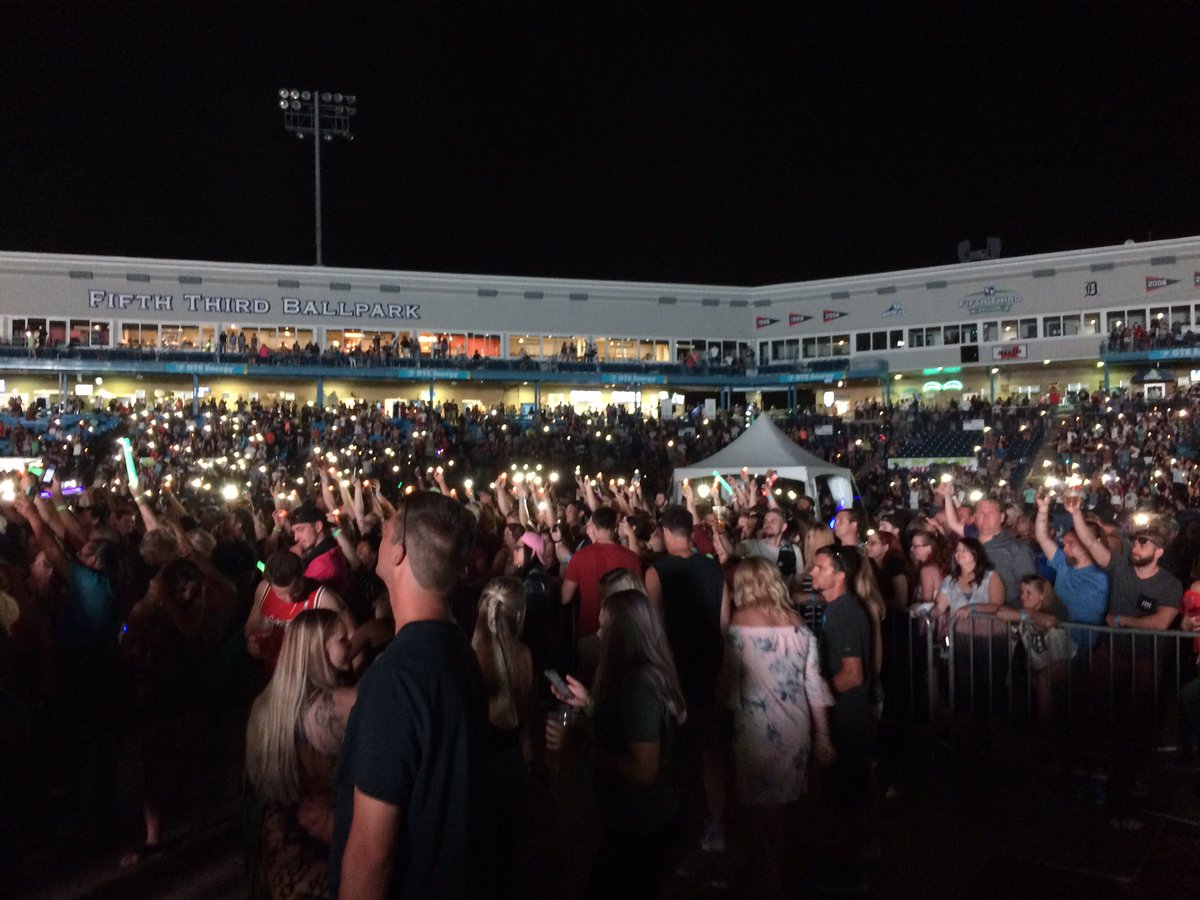 1045SNX's tweet photo. Lights up!!! @Ludacris #SNXPIP https://t.co/m1qW3BbsoW