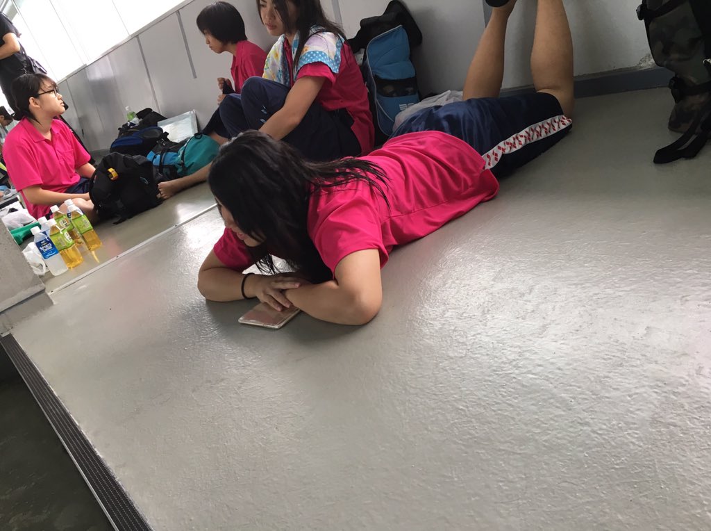 TISitakura's tweet photo. リレーでかっこいいところ見せてくれたのに、すーぐ寝転がる https://t.co/dku5ZB54lL