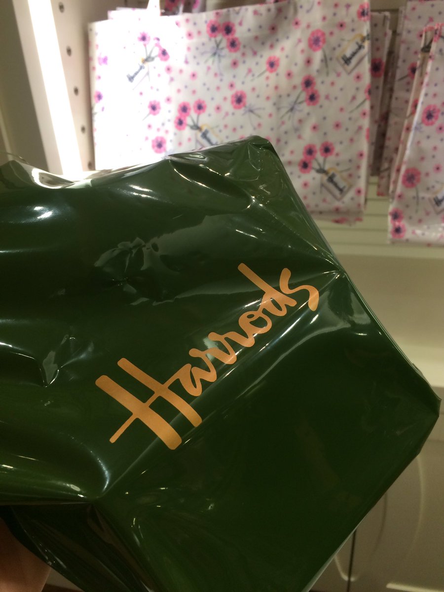 Masaki 日本橋三越本館地下1階のハロッズ 閉店に向けセール中 バッグが00円 テディベア用コート1000円 ティーバッグ個入り378円 紅茶量り売り30 オフなど 日本でこの緑の袋も見れなくなるのかな 英国アンバサダー