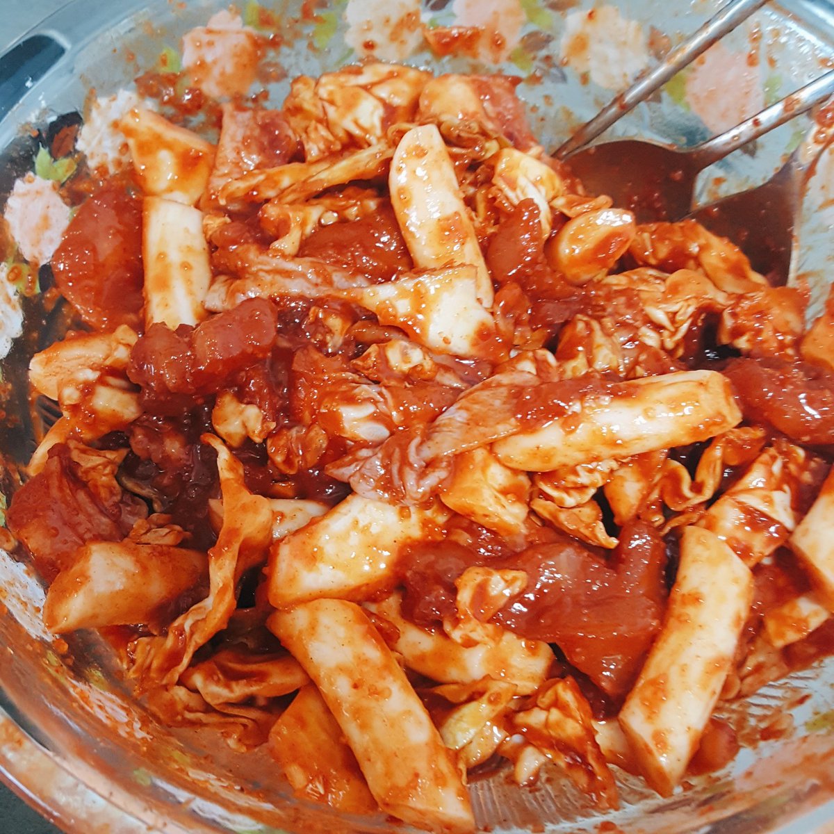 yummyismine's tweet photo. 치즈불닭 해먹었는데 진짜 존나 맛있음 양념은 간장,설탕,고추장,마늘,맛술 비율 똑같이 넣고 마지막에 다시다랑 후추(살짝만) 촵촵 뿌렸당 양배추,떡,고기 양념장에 40분 재워두고 볶다가 렌지에 돌린 치즈 뿌려서 먹으면 존맛개맛  간단 치즈불닭😋 https://t.co/JZDjOIfUIU