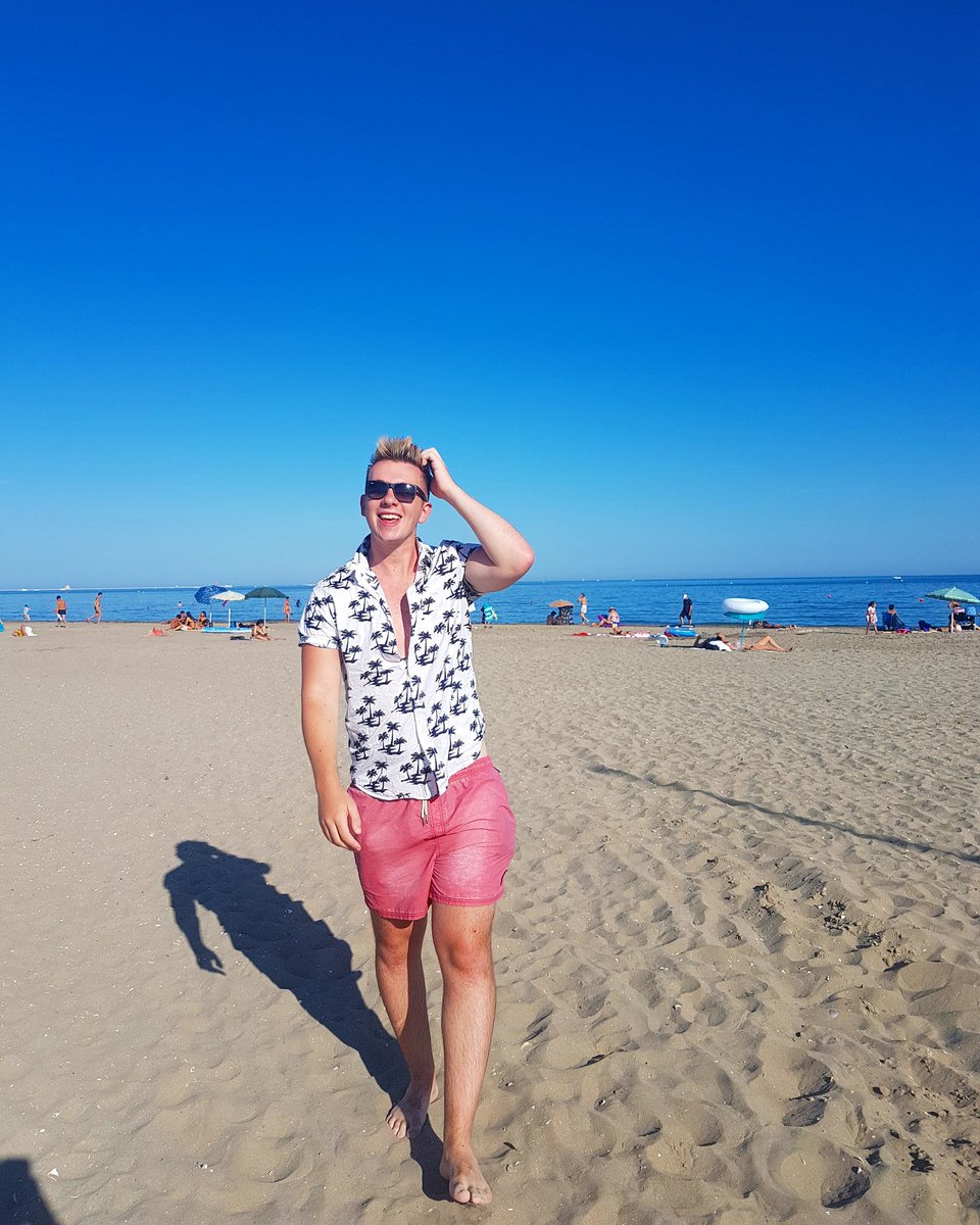 deanlemon's tweet photo. GOOD MORNING I HOPE YOU HAVE AN AWESOME DAY ✌ https://t.co/7xeiZB5i7b