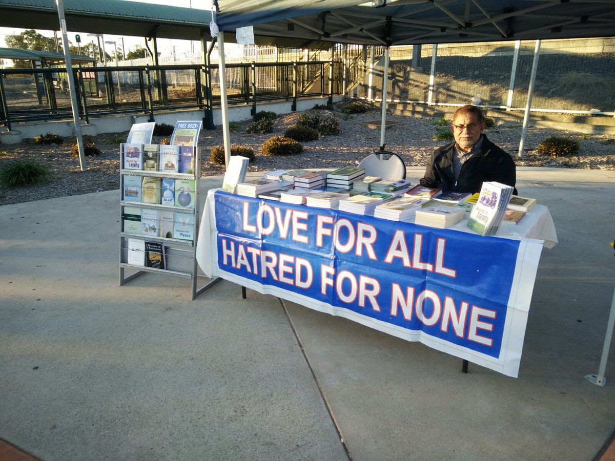 Ahmadiyya_Logan's tweet photo. The respected #Ahmadiyya elders propagating the message of #LoveforAll and providing Islamic literature to the wider community of #LoganQLD https://t.co/vo0zN80tmK